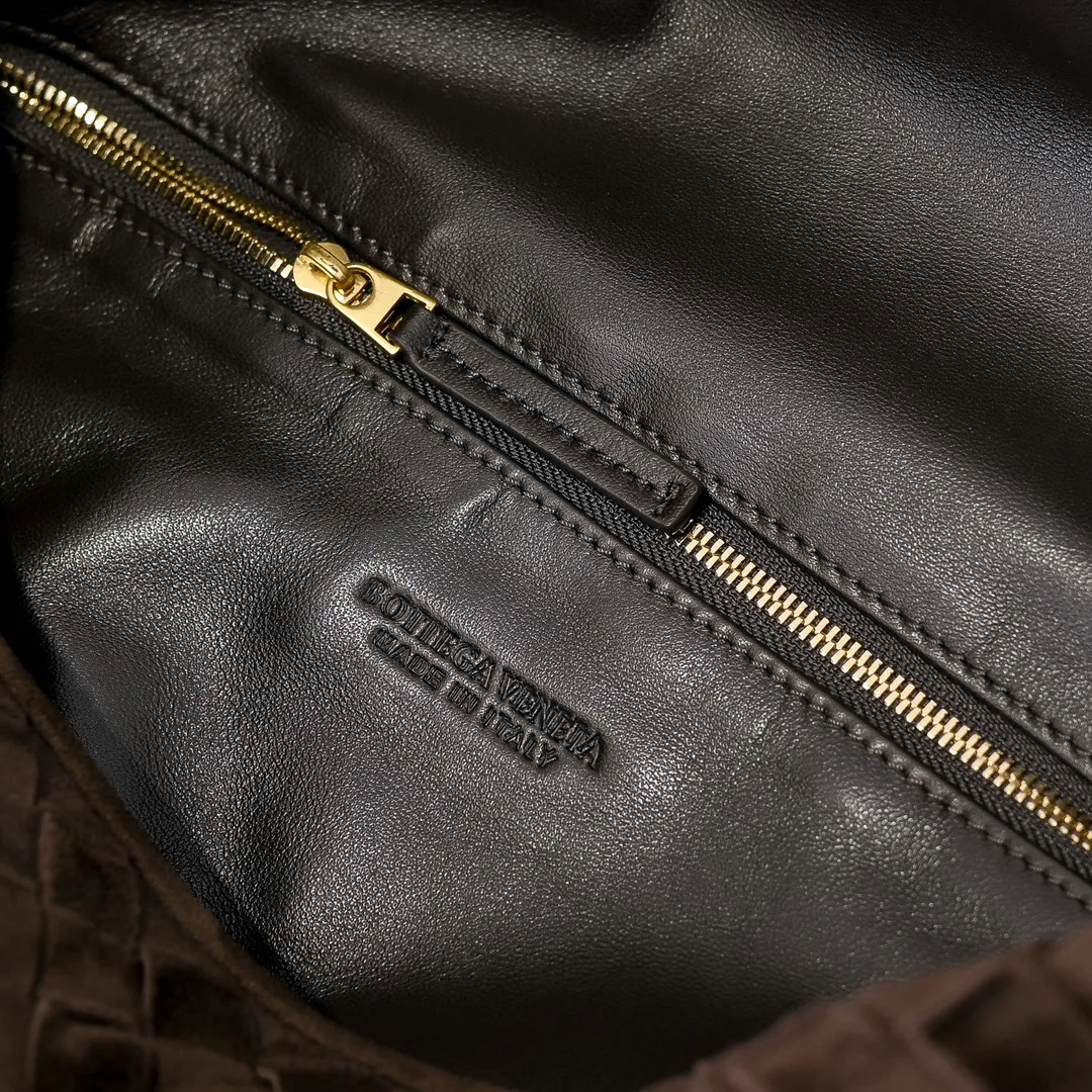 Batch 2160 #Bv Yangjin large size HOP cowhide, the bag body and handles are made of a whole piece of woven leather. The bag body is soft and lazy. Hop symbolizes the praise of innovation and eternal craftsmanship [love]. The pyramid silhouette combines practicality and fashion. Modern and casual, the bag mouth is double-sided closed design, more convenient and safe! Made of soft cowhide and full of texture, this is a must-have for fashionable ladies who like minimalism, comfort and casualness! Model: 3970 Dimensions: 54x24x13